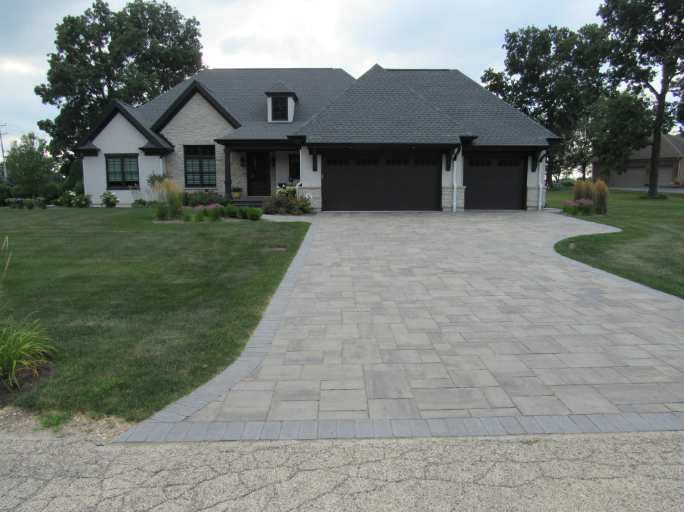 Design ideas for a traditional landscaping in Chicago.