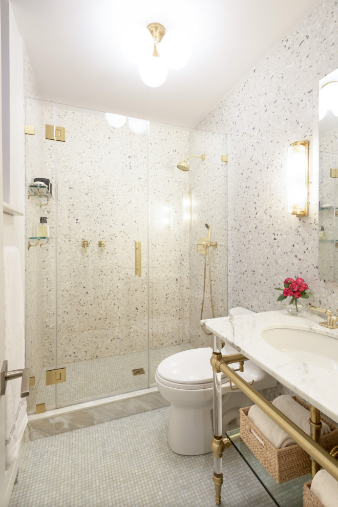 Idee per una piccola stanza da bagno padronale contemporanea con nessun'anta, piastrelle bianche, top in marmo e mobile bagno freestanding