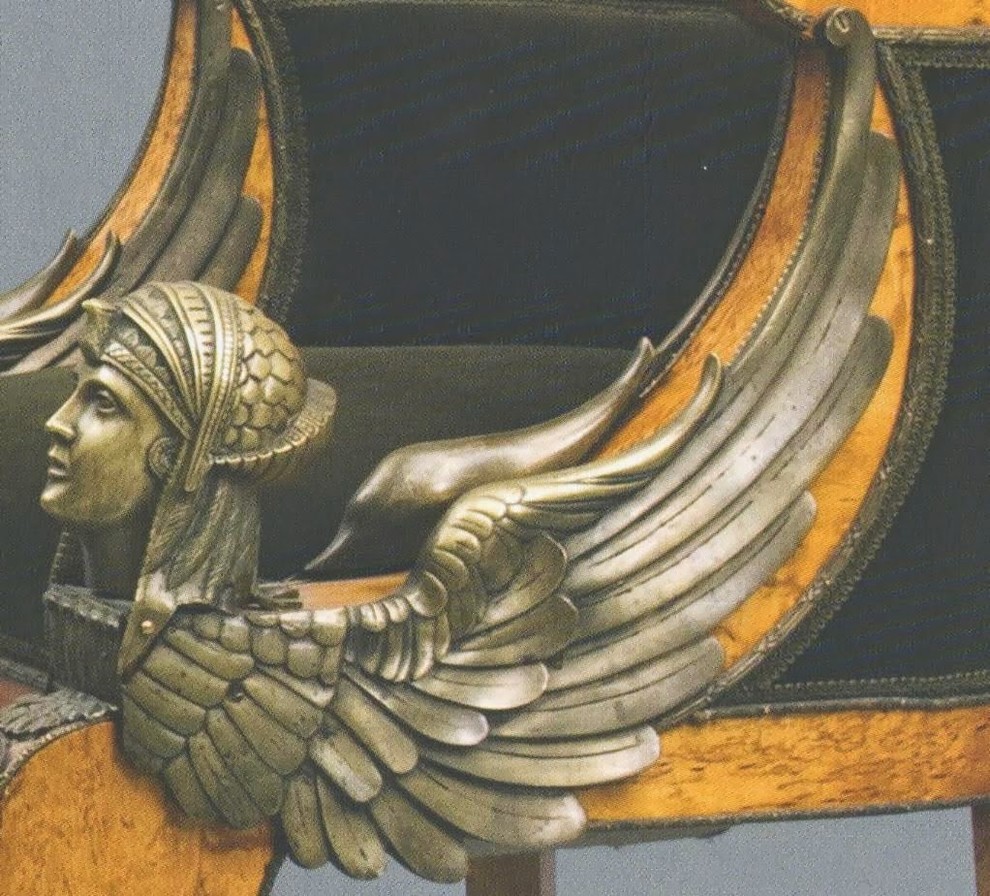 Кресло с декоративными деталями и элементами из бронзы