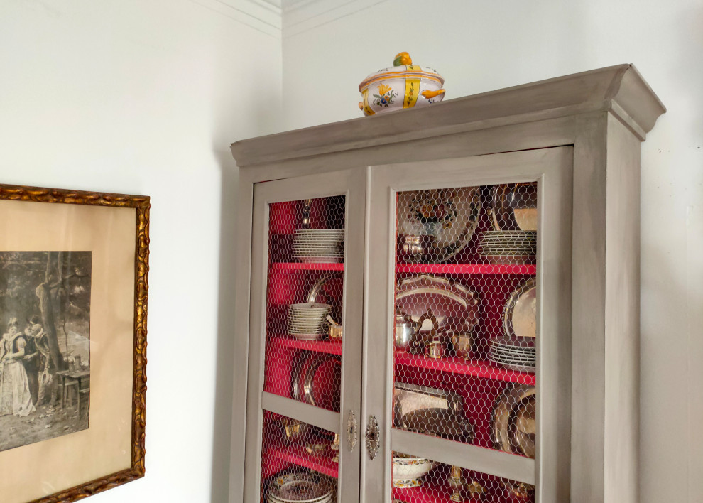 Imagen de comedor tradicional renovado de tamaño medio cerrado con paredes multicolor, suelo de madera en tonos medios, todas las chimeneas y piedra de revestimiento