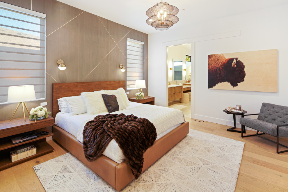 Idee per una camera matrimoniale minimal di medie dimensioni con pareti multicolore, parquet chiaro e pavimento marrone