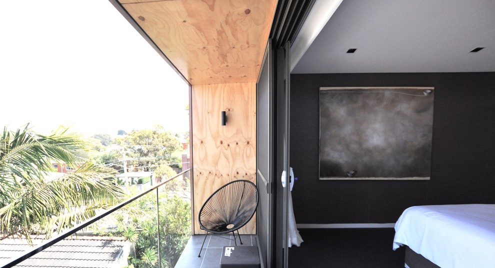 Small contemporary backyard balcony in Sydney with a roof extension.