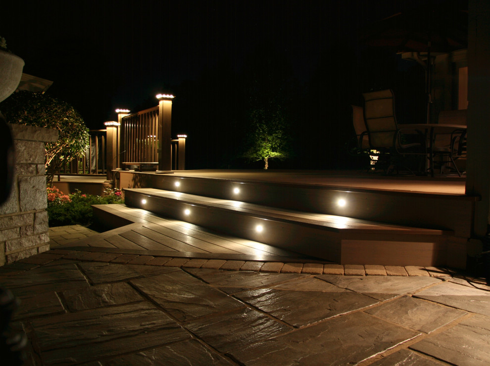 Inspiration for a large traditional backyard deck in Chicago with no cover.