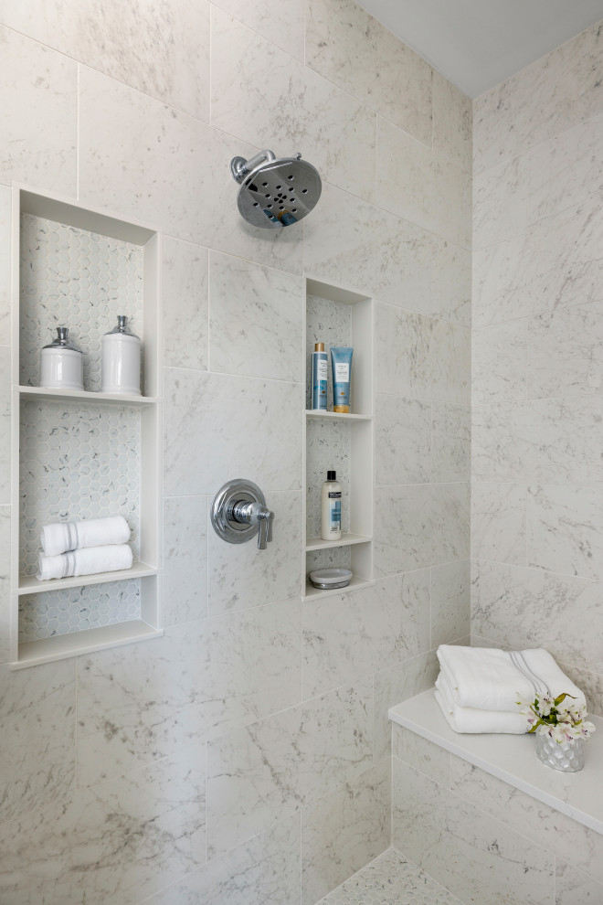 Пример оригинального дизайна: главная ванная комната с фасадами с утопленной филенкой, синими фасадами, полновстраиваемой ванной, душем в нише, раздельным унитазом, белой плиткой, мраморной плиткой, серыми стенами, мраморным полом, врезной раковиной, столешницей из искусственного кварца, белым полом, душем с распашными дверями, белой столешницей, сиденьем для душа, тумбой под две раковины и встроенной тумбой
