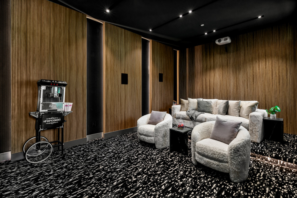 Cette photo montre une salle de cinéma tendance fermée avec un mur marron, moquette, un écran de projection et un sol multicolore.