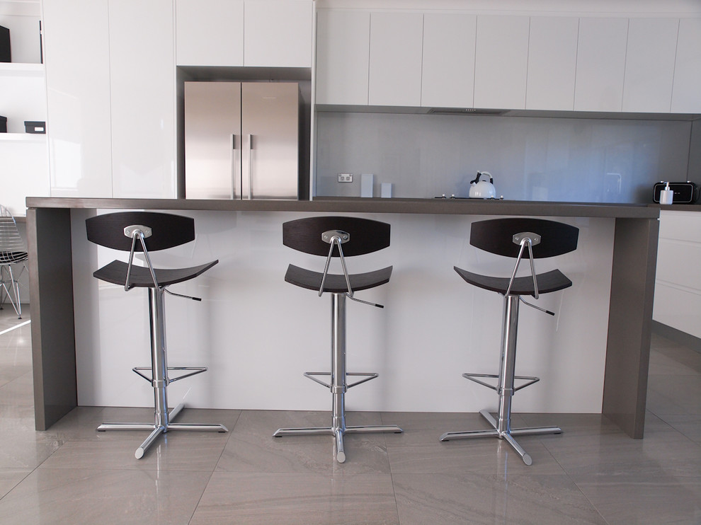 Design ideas for a modern kitchen in Wollongong.