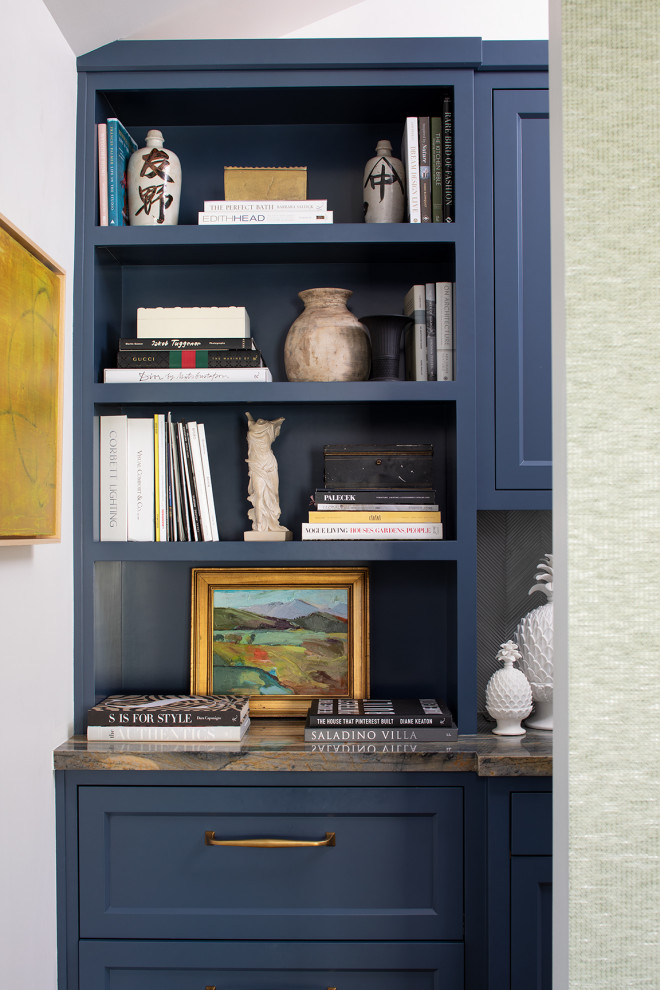 Exempel på ett mellanstort klassiskt hemmastudio, med gröna väggar, ljust trägolv och ett fristående skrivbord