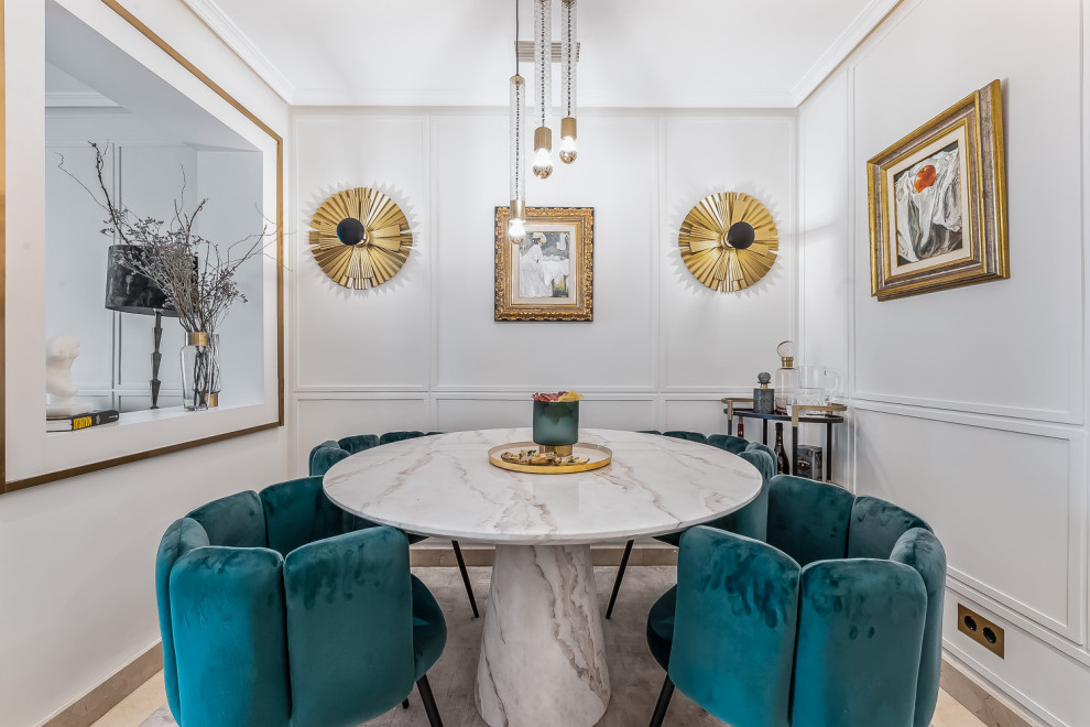 Modelo de comedor tradicional renovado pequeño con paredes grises, suelo de mármol y boiserie