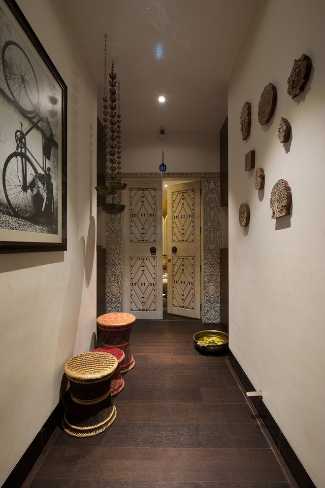 This is an example of a contemporary entryway in Mumbai.