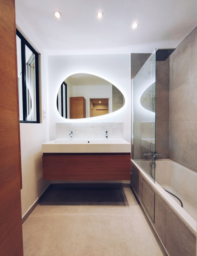 Inspiration för ett mellanstort vintage en-suite badrum, med skåp i mellenmörkt trä, ett undermonterat badkar, grå kakel, cementkakel, vita väggar, cementgolv, ett konsol handfat och grått golv