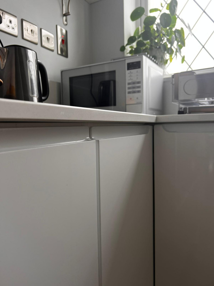 The Groby Kitchen - Goscote MTM Europe J Pull in White Gloss