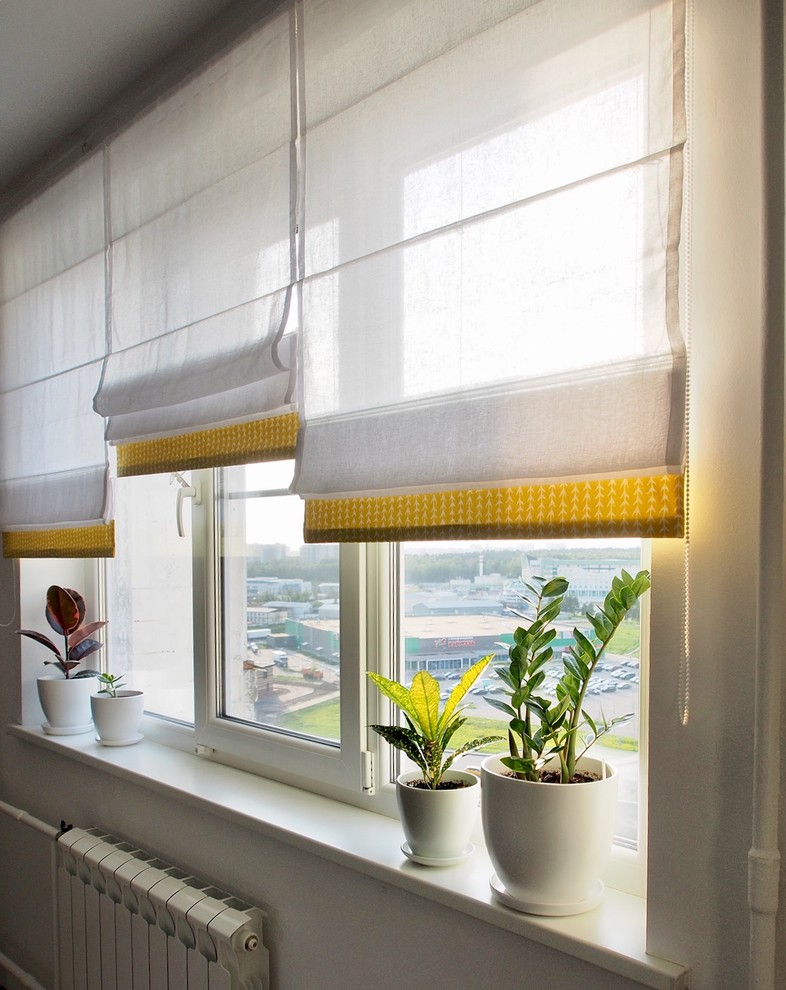 Спальня с желтыми акцентами для молодой пары