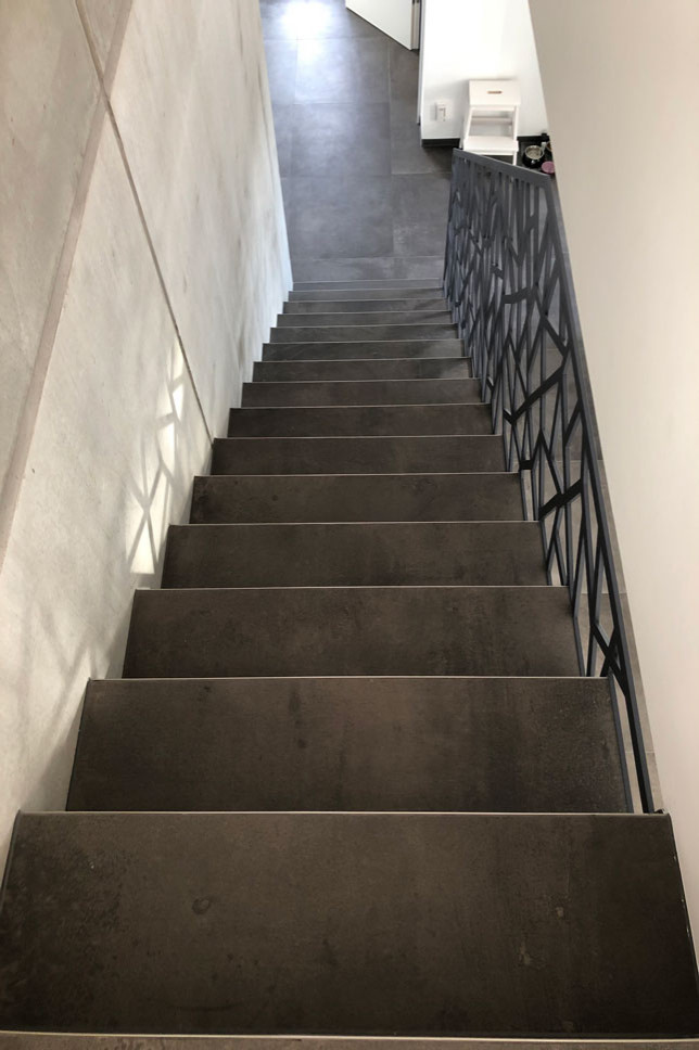 Ejemplo de escalera minimalista con barandilla de metal