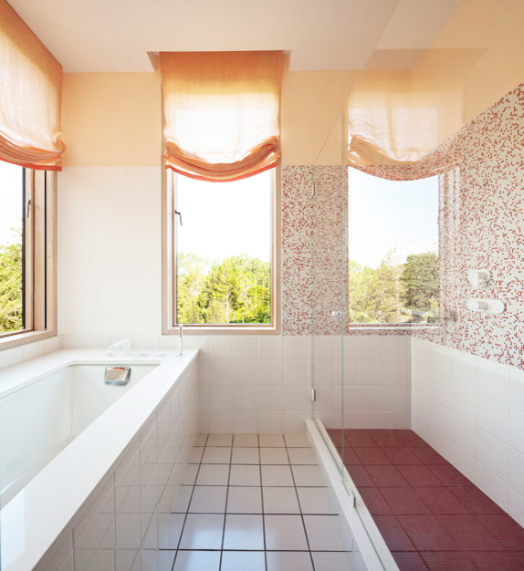 Inspiration för mellanstora maritima badrum för barn, med ett hörnbadkar, röd kakel, glaskakel och vita väggar