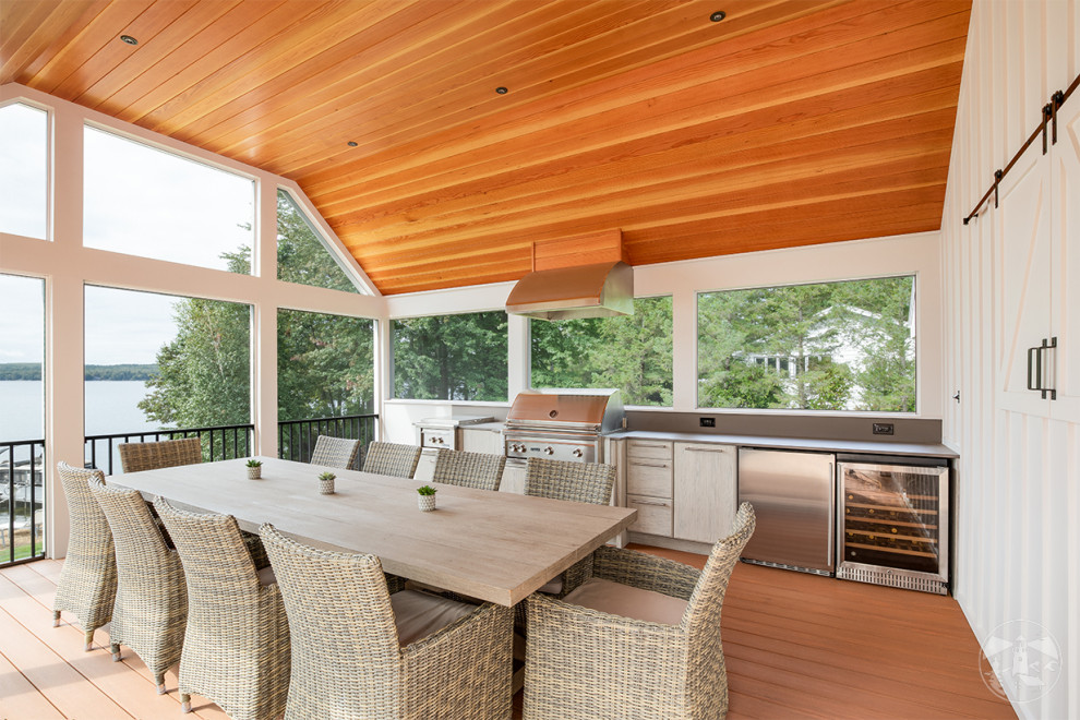 Exemple d'une grande terrasse arrière et au premier étage nature avec une cuisine d'été et un garde-corps en matériaux mixtes.