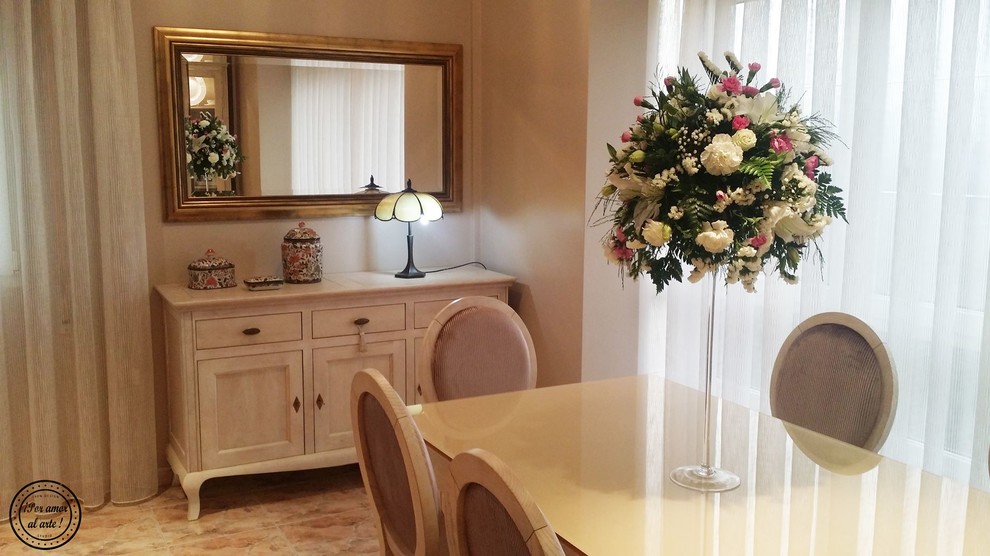 Diseño de comedor romántico con paredes marrones, suelo de baldosas de cerámica y todas las chimeneas