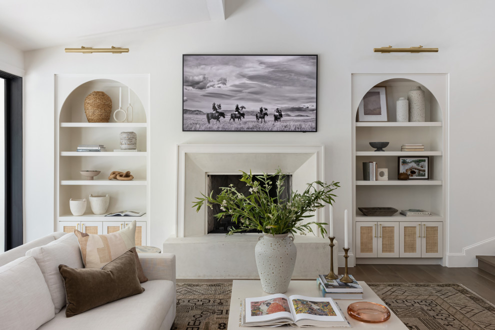 Источник вдохновения для домашнего уюта: открытая гостиная комната в стиле неоклассика (современная классика) с белыми стенами, темным паркетным полом, стандартным камином и коричневым полом