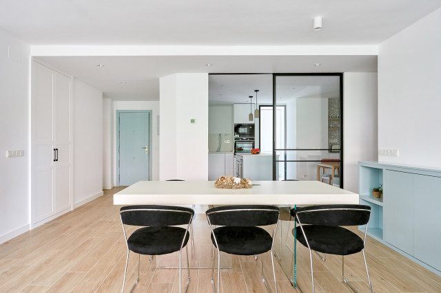 Hogar de Nuria y Miguel transitional-living-room