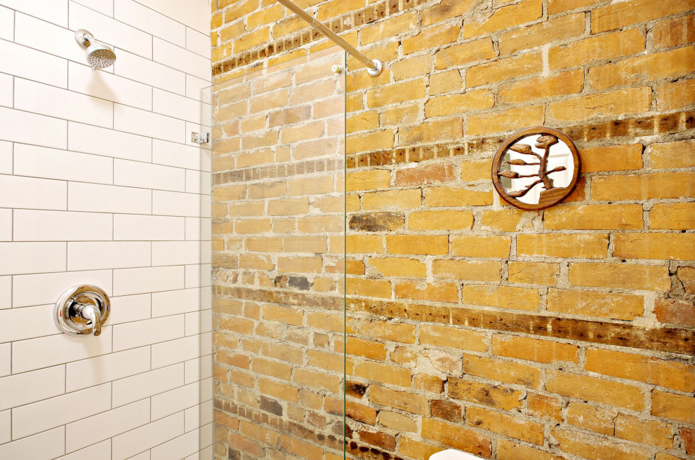 Inspiration för små vitt badrum, med möbel-liknande, skåp i mörkt trä, en kantlös dusch, en toalettstol med separat cisternkåpa, vit kakel, glasskiva, vita väggar, klinkergolv i porslin, ett integrerad handfat, bänkskiva i akrylsten, grått golv och med dusch som är öppen