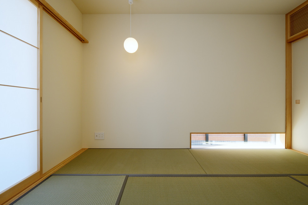 Modelo de sala de estar cerrada y blanca asiática de tamaño medio sin chimenea con paredes blancas, tatami, televisor independiente, suelo verde, papel pintado y papel pintado