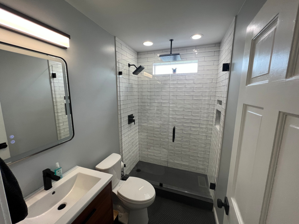 Идея дизайна: маленькая ванная комната в современном стиле с раздельным унитазом, черно-белой плиткой, керамической плиткой, полом из керамической плитки, черным полом и тумбой под одну раковину для на участке и в саду