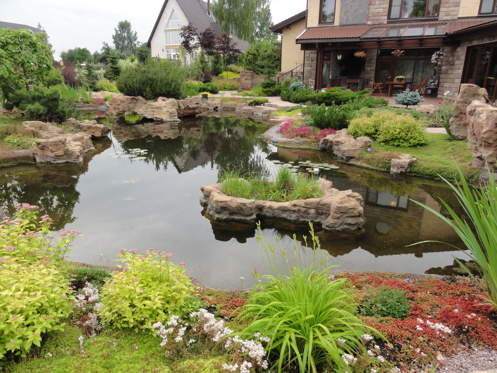 вокруг пруда