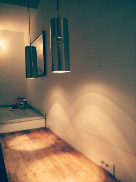 Immagine di una cucina design di medie dimensioni con lavello a vasca singola, ante a filo, ante bianche, top in marmo, paraspruzzi bianco, paraspruzzi con lastra di vetro, isola e top grigio