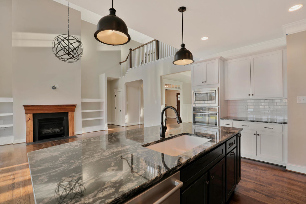 Kitchen - kitchen idea in Richmond