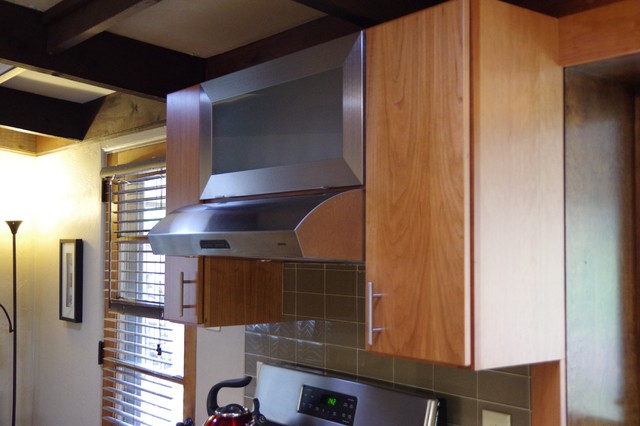 Kitchen with Flat Panel Cherry Cabinets trendy-koekken