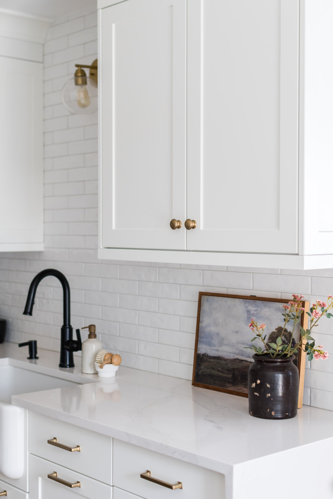 Kitchen - transitional kitchen idea in Toronto
