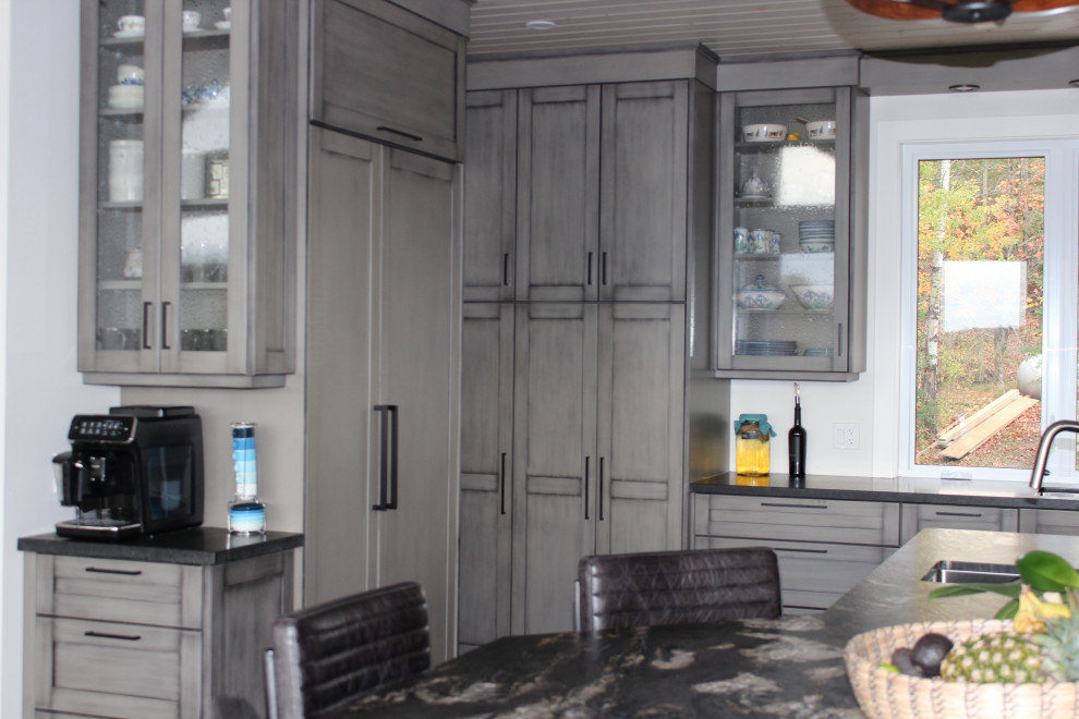 Inspiration for a transitional home design remodel in Toronto