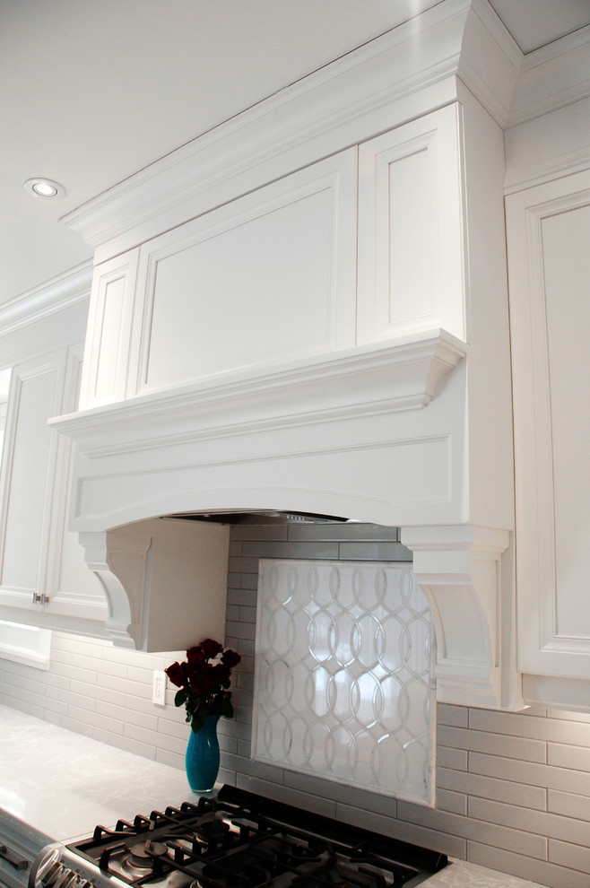 Example of a transitional kitchen design in Toronto