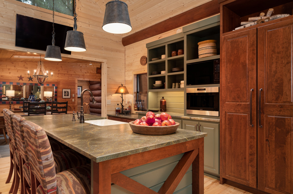 Imagen de cocina rural con electrodomésticos con paneles, suelo de madera clara, suelo beige y vigas vistas