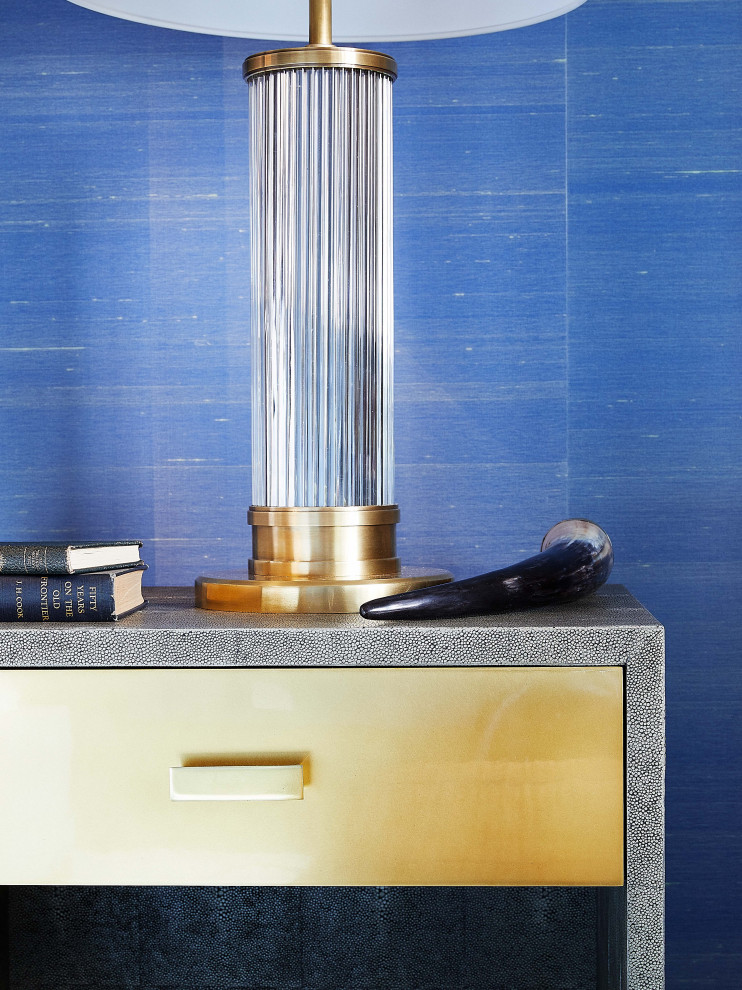 Idée de décoration pour une chambre d'amis chalet avec un mur bleu, parquet foncé, un sol marron, un plafond en bois et du papier peint.