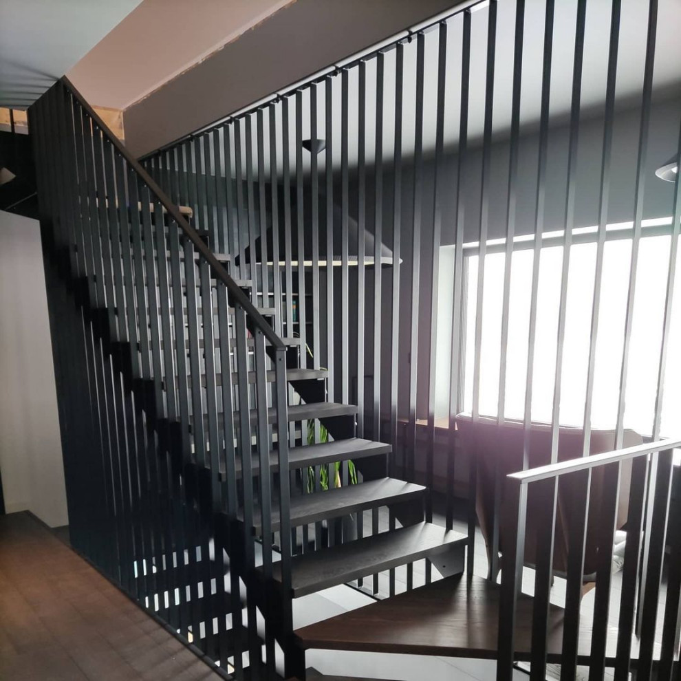 Поворотная лестница  с реечными перилами