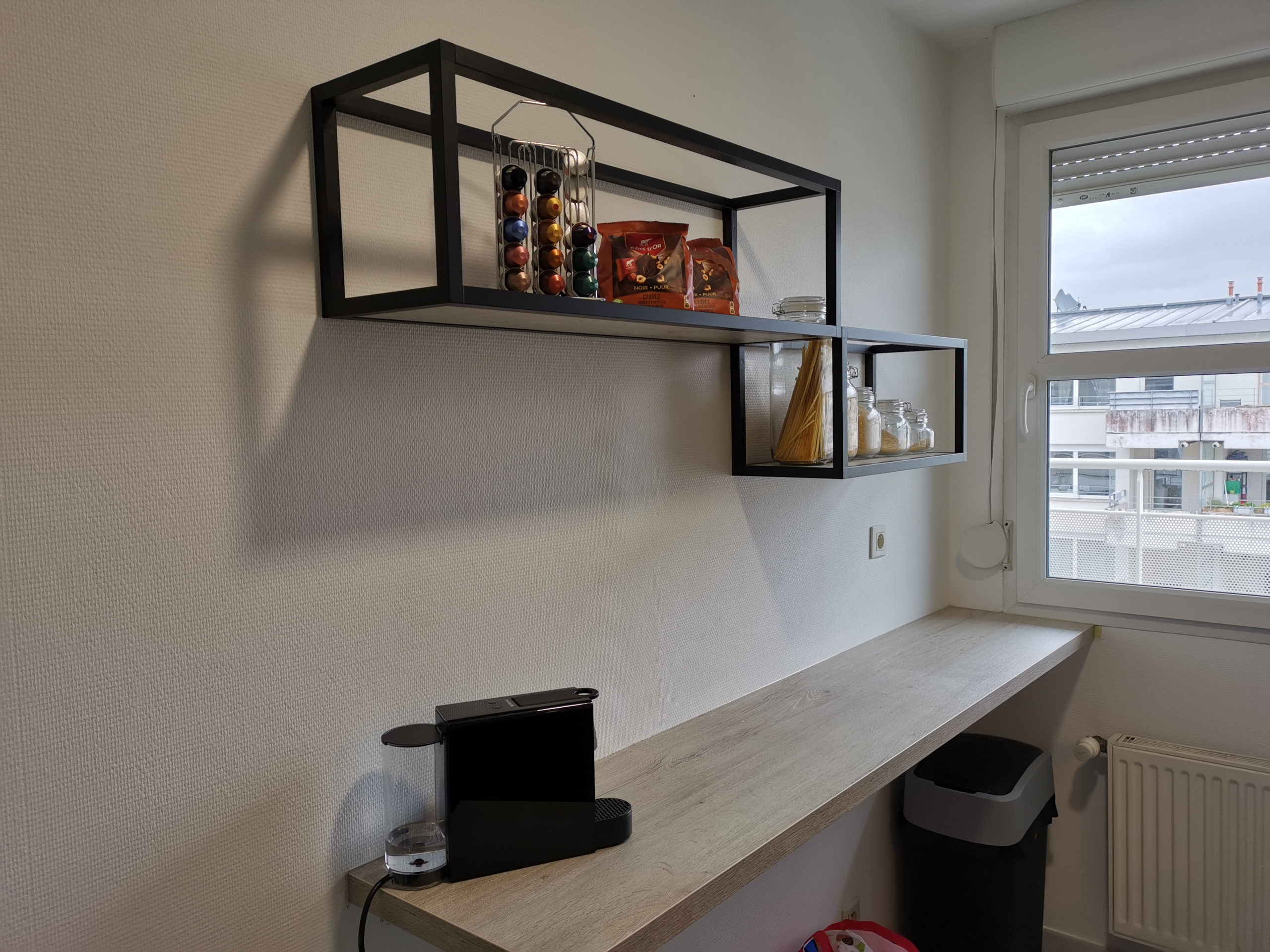 Cuisine contemporaine et fonctionnelle dans petit espace