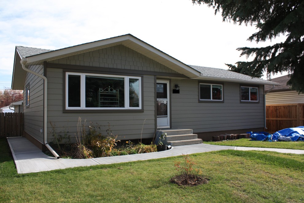 Inspiration for a mid-sized traditional one-storey brown exterior in Calgary with concrete fiberboard siding.