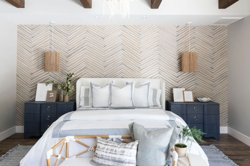 Großes Maritimes Schlafzimmer mit weißer Wandfarbe, dunklem Holzboden, Kamin, Kaminumrandung aus Beton, braunem Boden, freigelegten Dachbalken und Tapetenwänden in Phoenix