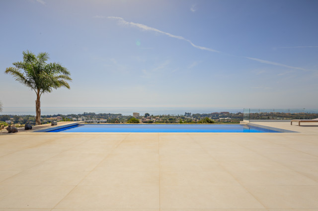 El Padron Estepona piscina