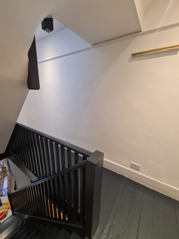 Geräumiger Klassischer Flur mit weißer Wandfarbe, gebeiztem Holzboden, schwarzem Boden und eingelassener Decke in London