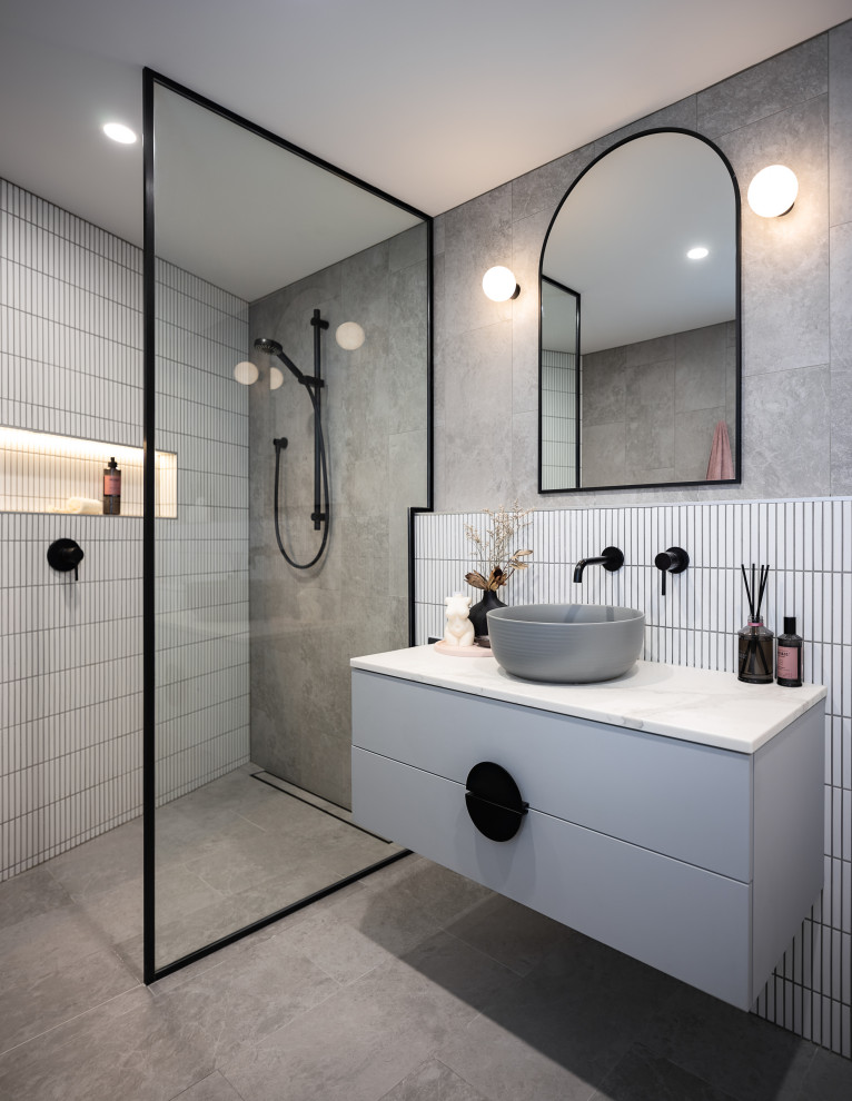 Exempel på ett litet modernt vit vitt en-suite badrum, med blå skåp, våtrum, grå kakel, porslinskakel, klinkergolv i porslin, ett fristående handfat, bänkskiva i kvarts och grått golv