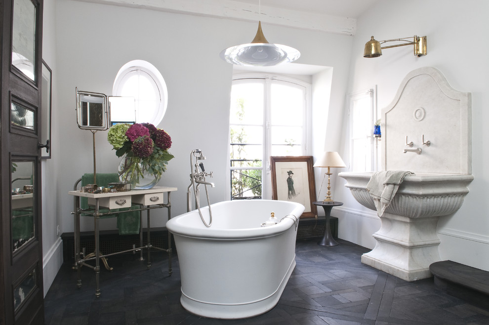 Exemple d'une grande salle de bain principale éclectique avec un lavabo de ferme, une baignoire indépendante, un mur blanc et parquet foncé.