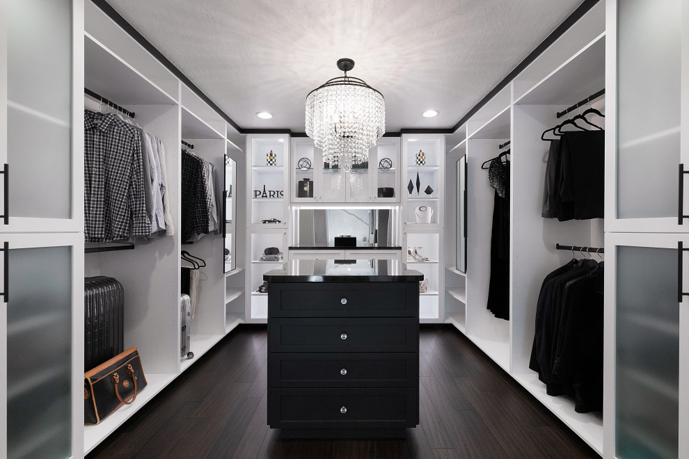 Идея дизайна: гардеробная комната в стиле модернизм с фасадами в стиле шейкер, белыми фасадами, полом из бамбука и коричневым полом