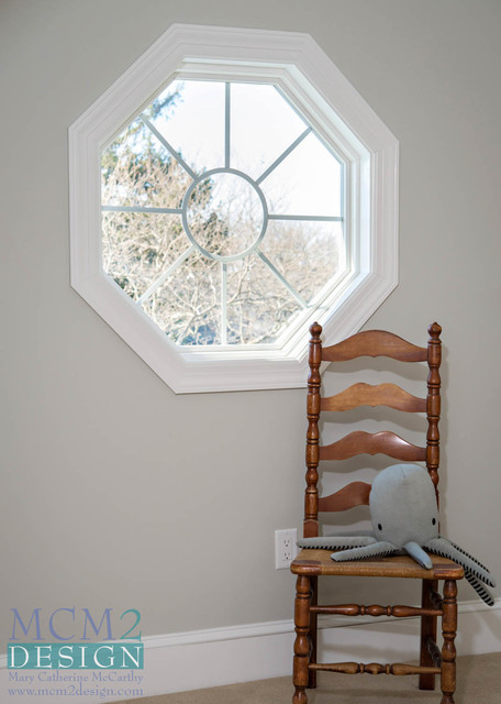 Example of a coastal home design design in New York
