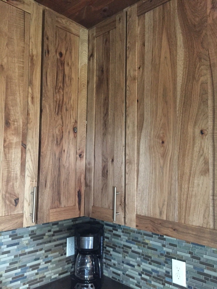 Example of a mid-sized mountain style l-shaped dark wood floor home design design with an undermount sink, shaker cabinets, medium tone wood cabinets, concrete countertops, beige backsplash, mosaic tile backsplash, stainless steel appliances and an island