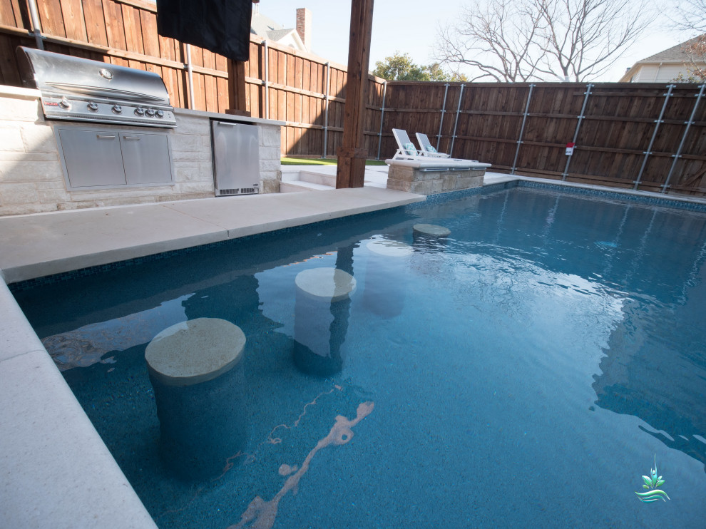 Modelo de casa de la piscina y piscina infinita retro de tamaño medio a medida en patio delantero con adoquines de hormigón
