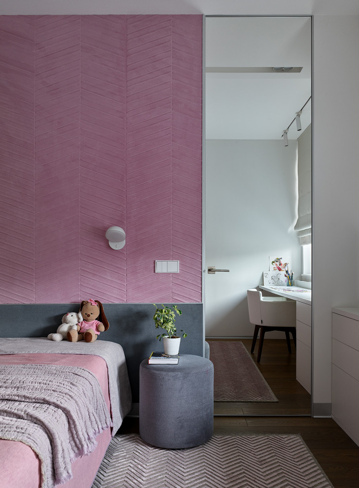 На фото: большая детская: освещение в современном стиле с спальным местом, розовыми стенами, темным паркетным полом, коричневым полом, многоуровневым потолком и панелями на части стены для подростка, девочки с