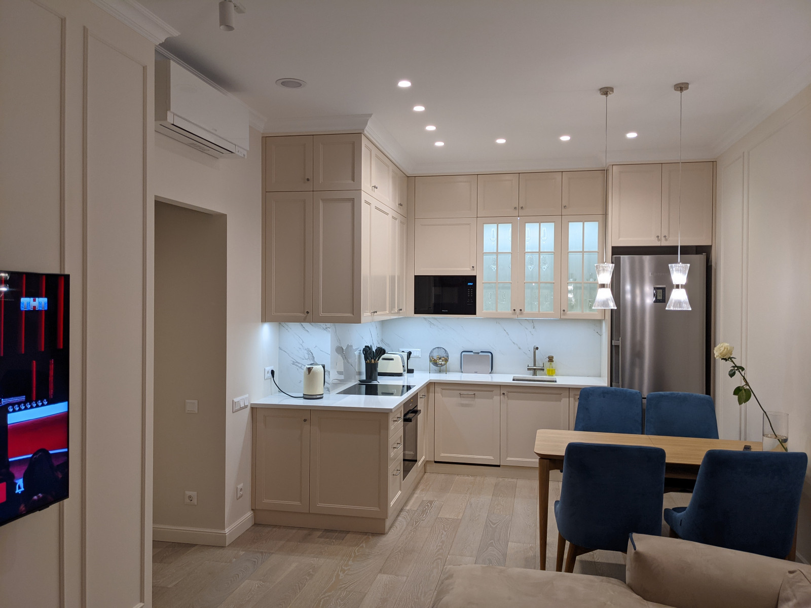 Маленькая белая кухня в неоклассическом стиле