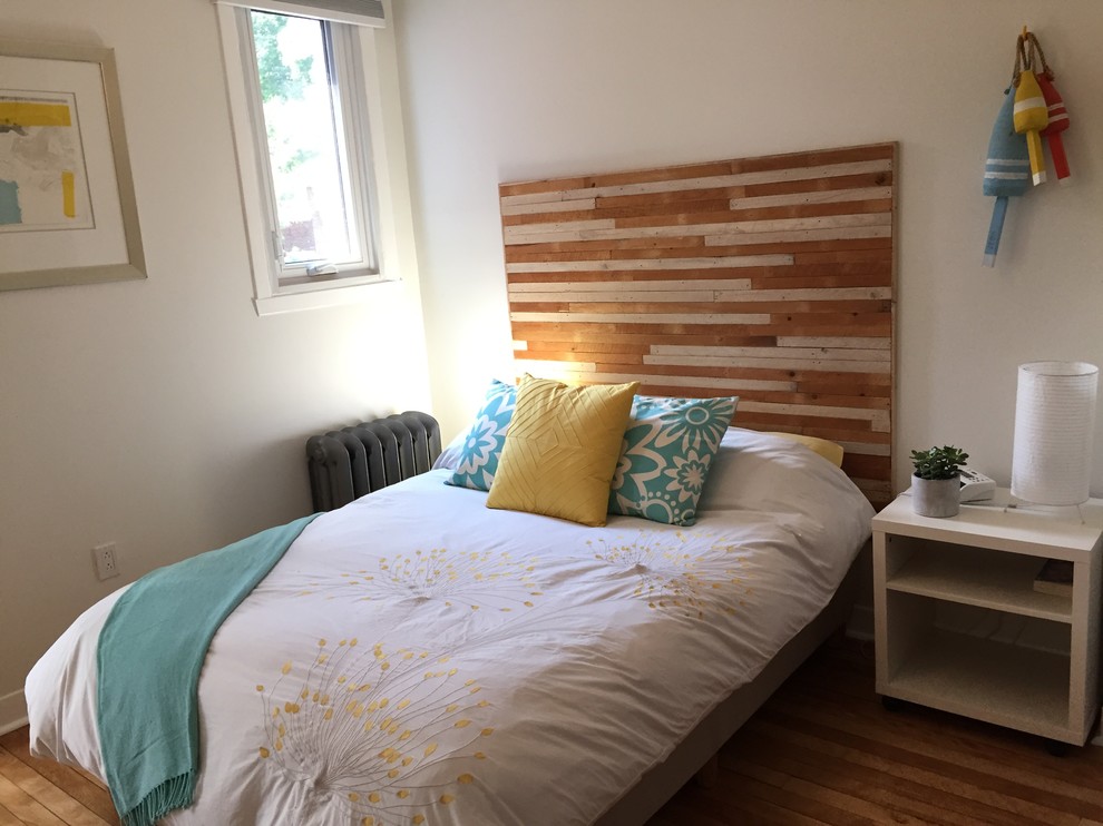 Photo of a small beach style guest bedroom in Montreal with white walls, light hardwood floors and no fireplace.