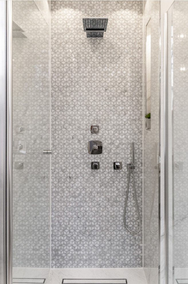 На фото: главная ванная комната среднего размера в современном стиле с плоскими фасадами, белыми фасадами, душем над ванной, инсталляцией, белой плиткой, керамической плиткой, белыми стенами, полом из керамической плитки, подвесной раковиной, столешницей из искусственного камня, белым полом, душем с распашными дверями, белой столешницей, тумбой под одну раковину и подвесной тумбой с